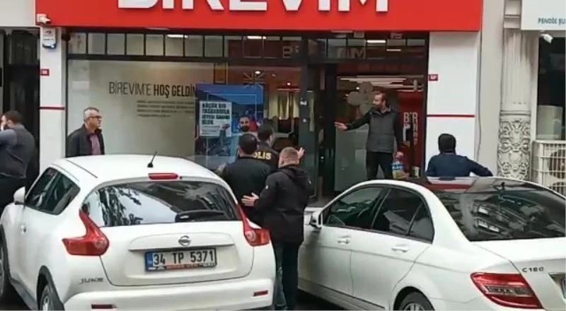 Pendik’te para ödemesine rağmen evini alamadığı iddia edilen bir şahıs, Birevim şubesinin önünde üzerine benzin dökerek intihara teşebbüs etti. Polisin ikna çabaları sürüyor.
