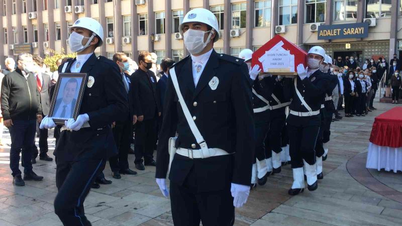 Evinde ölü bulunan hakim Tuncalı için Aydın Adliyesi önünde tören düzenlendi
