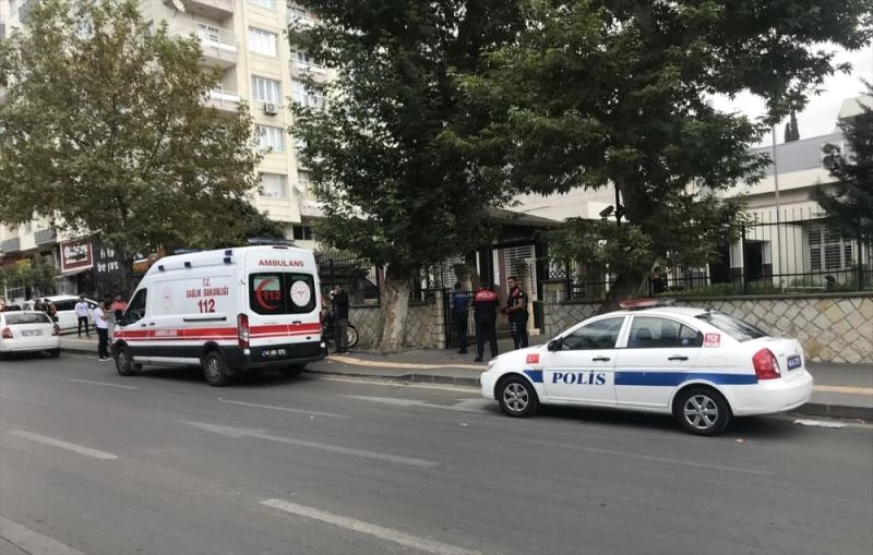 Güvenlik görevlisi silahını temizlerken kendisini ve mesai arkadaşını yaraladı