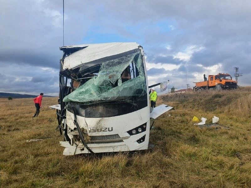 Sel bölgesine giden PAK ekibini taşıyan midibüs devrildi: 12 yaralı
