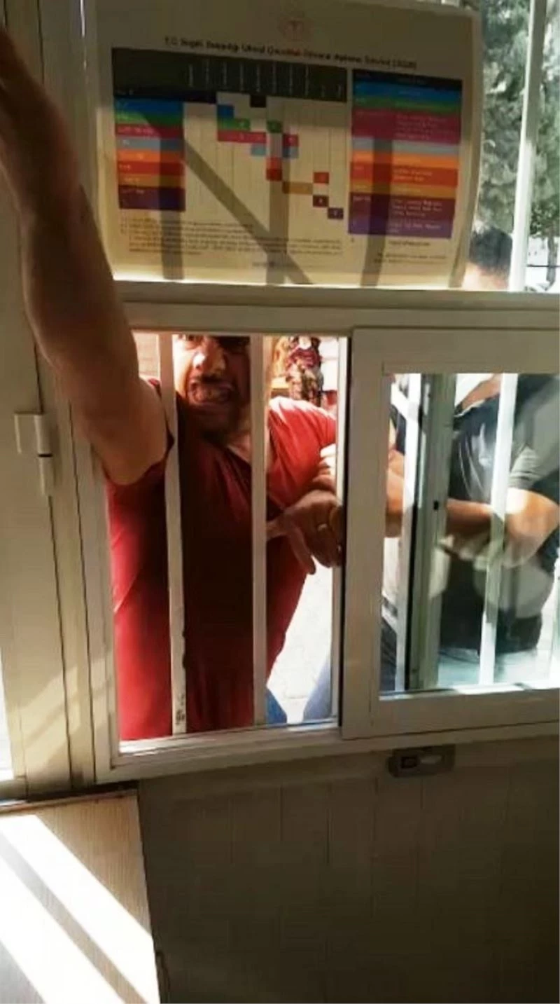 Aile hekimiyle tartışıp merkezin kapısını tekmelediler

