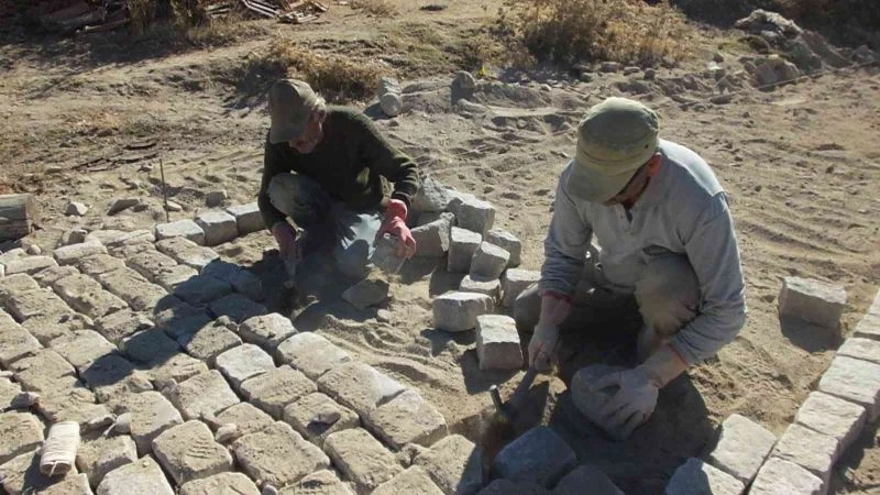 Ekmeklerini taştan çıkarıyorlar
