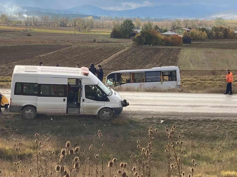 Kastamonu’da polis memurlarını taşıyan midibüs kaza yaptı: 12 yaralı
