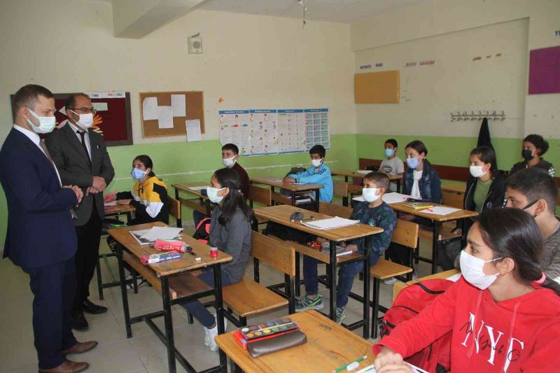Kaymakam Demirer’den köy okuluna ziyaret
