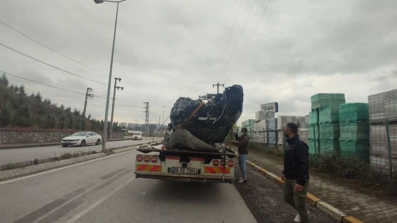 Direğe çarpan otomobil parçalandı: 1 ağır yaralı
