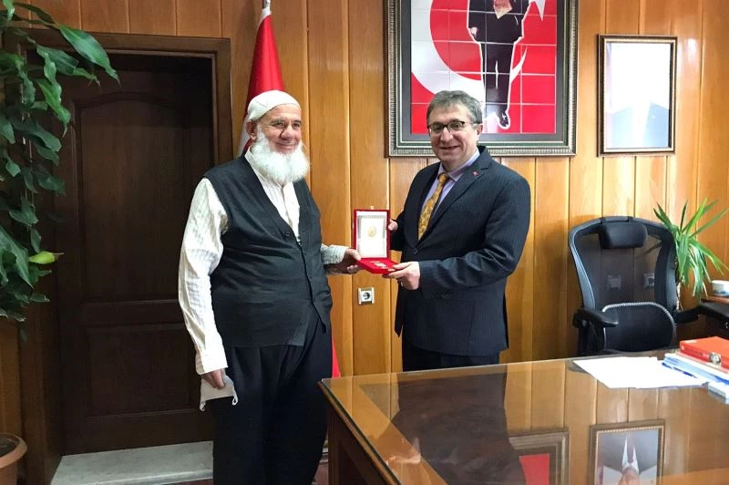 Gazi Aydın’ın siper ettiği göğsüne madalyası takıldı
