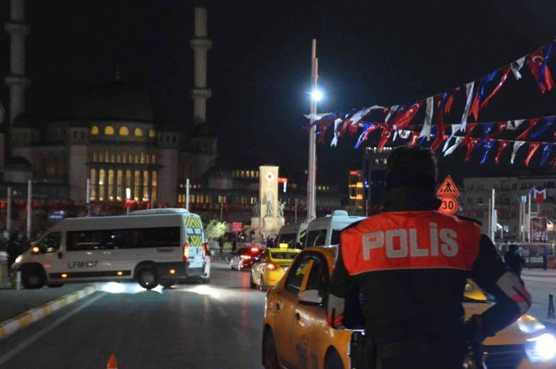 Taksim’de polisin denetlediği taksiciye yoldan geçen kadından küfürlü tepki
