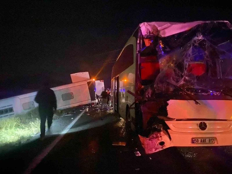 Nevşehir’de öğrencileri taşıyan iki otobüsten biri devrildi: Çok sayıda yaralı var
