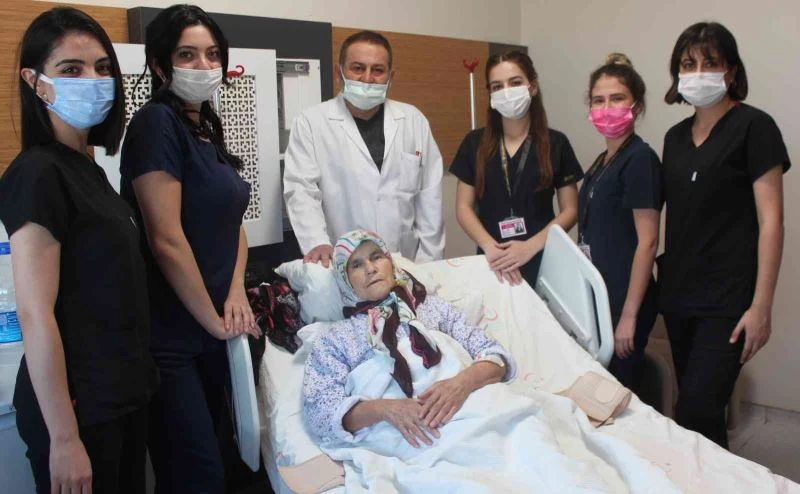 3 aydır yürüyemeyen kadın Manisa’da ayağa kalktı
