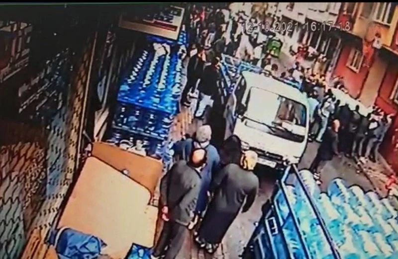 Esenler’deki yangında içeride mahsur kalanları kurtaranlardan kahraman bakkal konuştu
