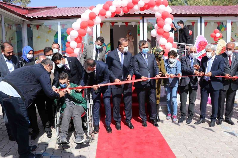 Ahlat’ta Saadet Ayber Özel Eğitim Uygulama Okulu törenle açıldı
