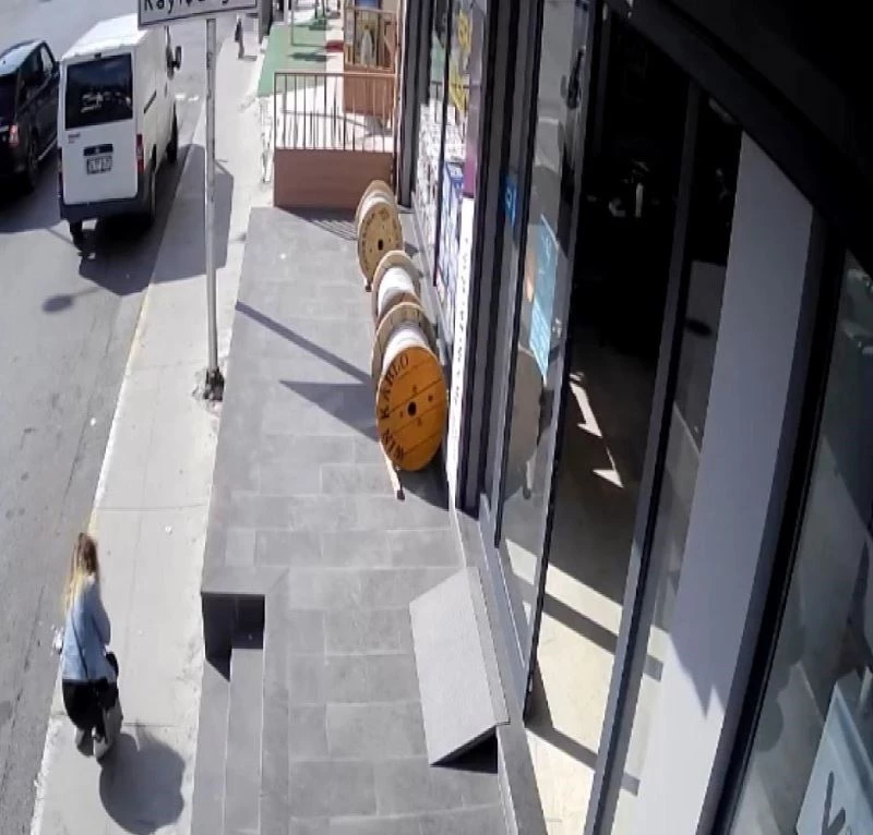 Ataşehir’de yolda bulduğu 15 bin TL’yi alıp arkasına bakmadan kayıplara karıştı
