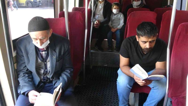 Minibüs şoförü kitap sevgisini yolcularına aşılıyor
