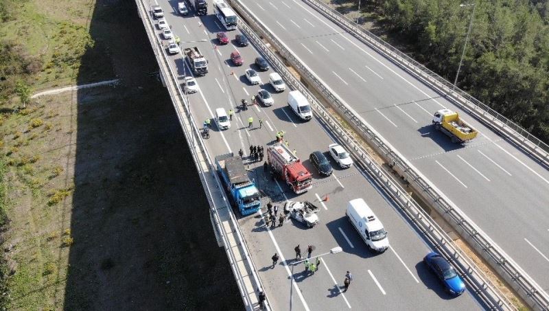 Beykoz’da İSKİ’ye ait kamyon otomobil üzerine devrildi: 1 ölü
