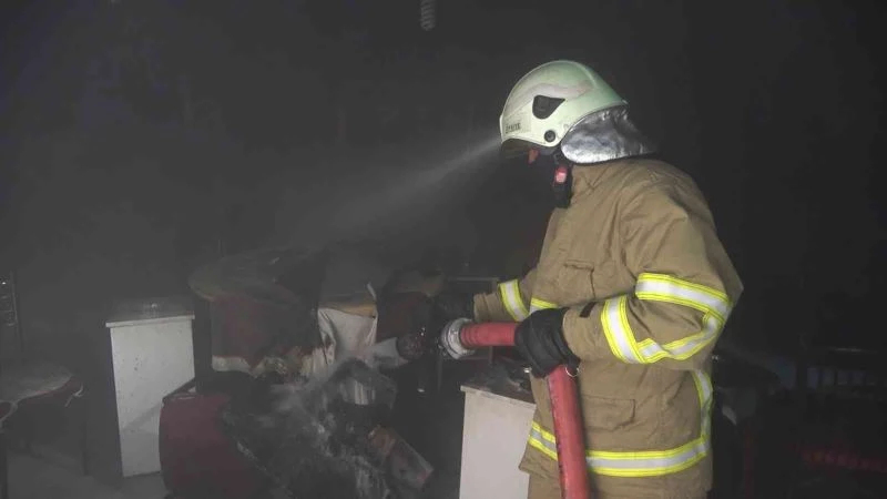 Önce kavga ettiler, ardından kahvehaneyi ateşe verdiler
