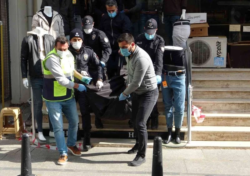 Soğukkanlı katil zanlısı silahı poşete koyup dükkandan çıktı
