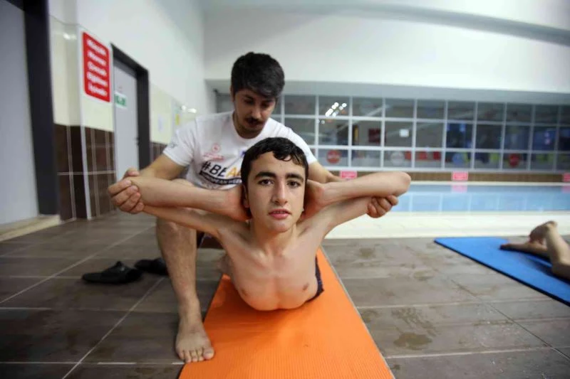 Çocuklar yüzerek ameliyattan kurtuluyor
