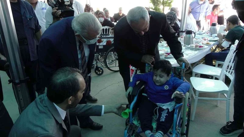 100 engellinin yüzü tekerlekli sandalye ile güldü
