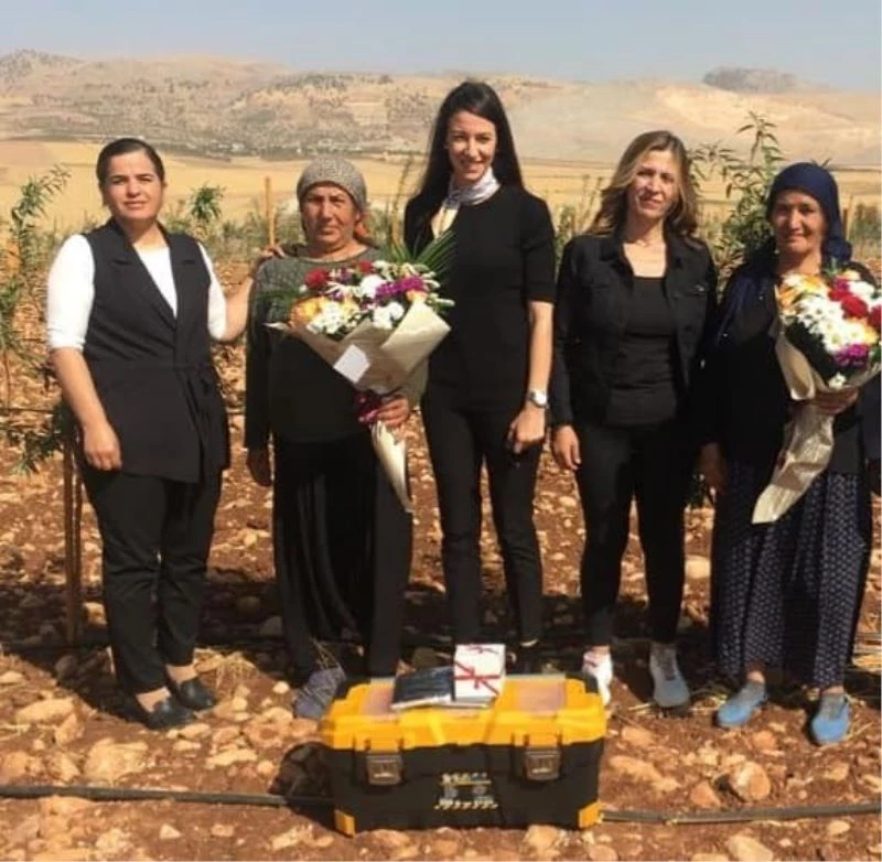 Kadın mühendisler kadın çiftçilere tarlada çiçek takdim etti
