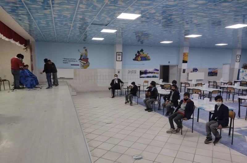 Okul okul dolaşarak çocukları tıraş ediyor
