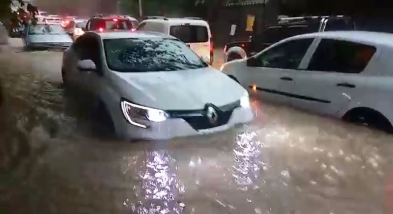 İzmir’i sağanak vurdu: Urla’da sokaklar göle döndü
