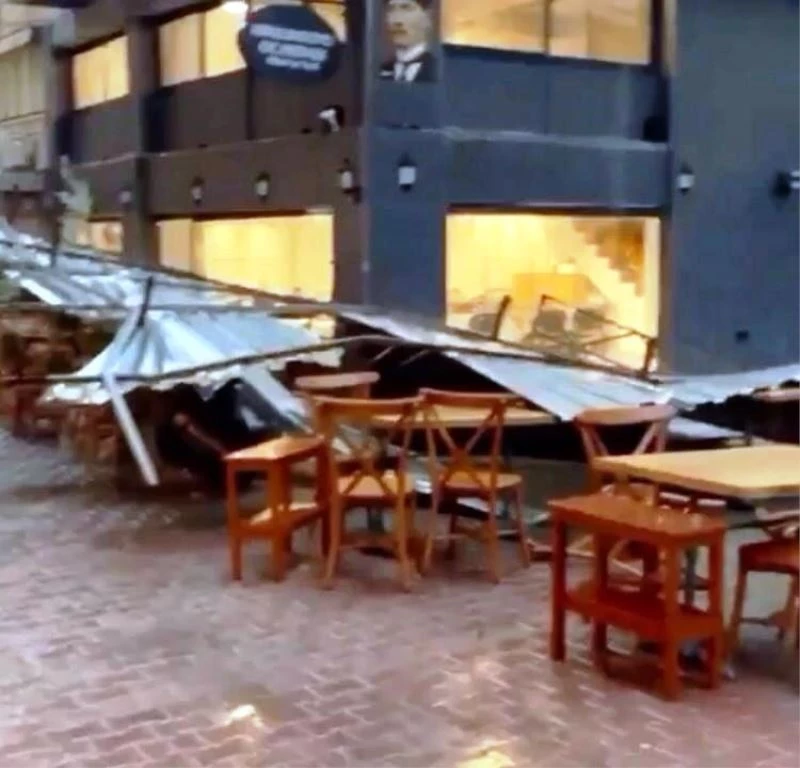 İzmir’de sağanak ve fırtına hayatı felç etti: Çatılar uçtu, ağaçlar devrildi
