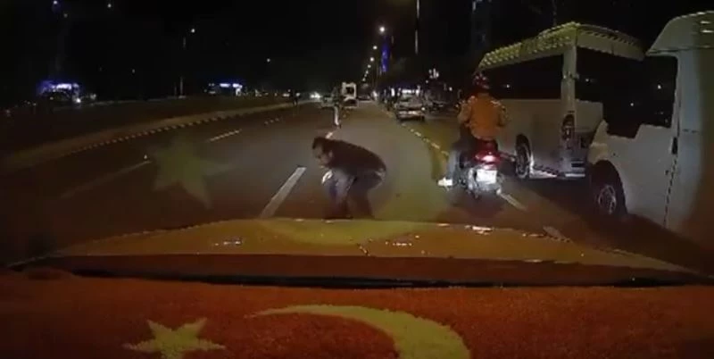 Yola kağıt paralar saçıldı, yayalar ve sürücüler toplamak için birbiriyle yarıştı
