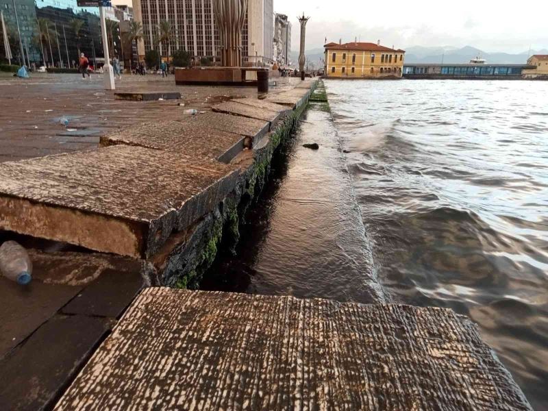 İzmir’de şiddetli fırtına yüzlerce kiloluk beton blokları yerinden söktü
