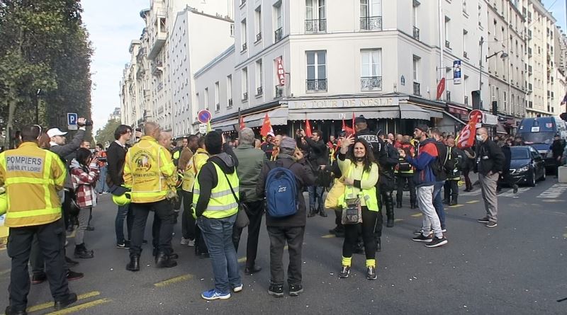 Paris’te yüzlerce öfkeli itfaiyeciden, ses ve sis bombalı protesto gösterisi
