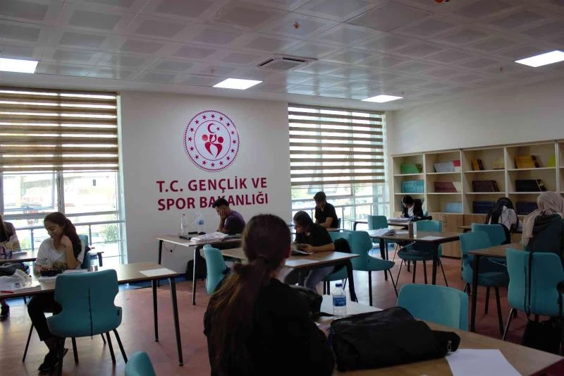 Gençlik Merkezinde hem spor yapıyorlar hem sınavlara hazırlanıyorlar
