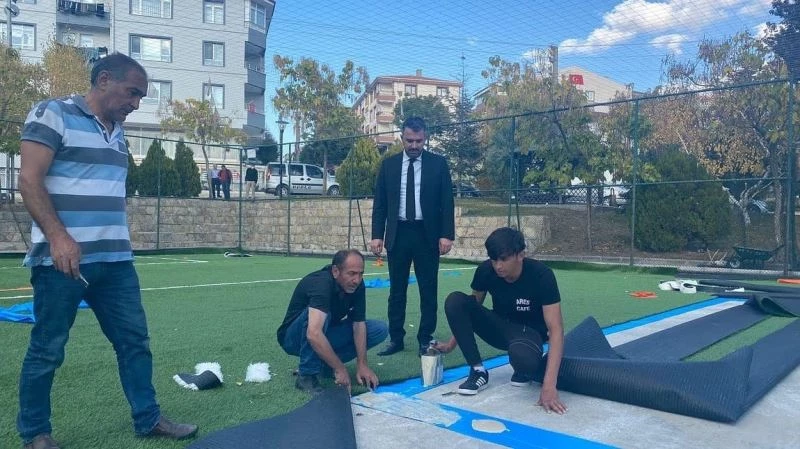 Pursaklar’da halı sahalar yenileniyor
