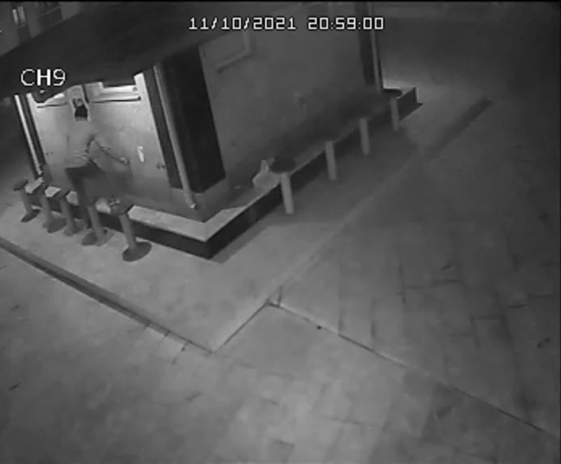 İstanbul’da camilere dadanan hırsızlar kamerada: Abdest alacak gibi yapıp muslukları çaldılar
