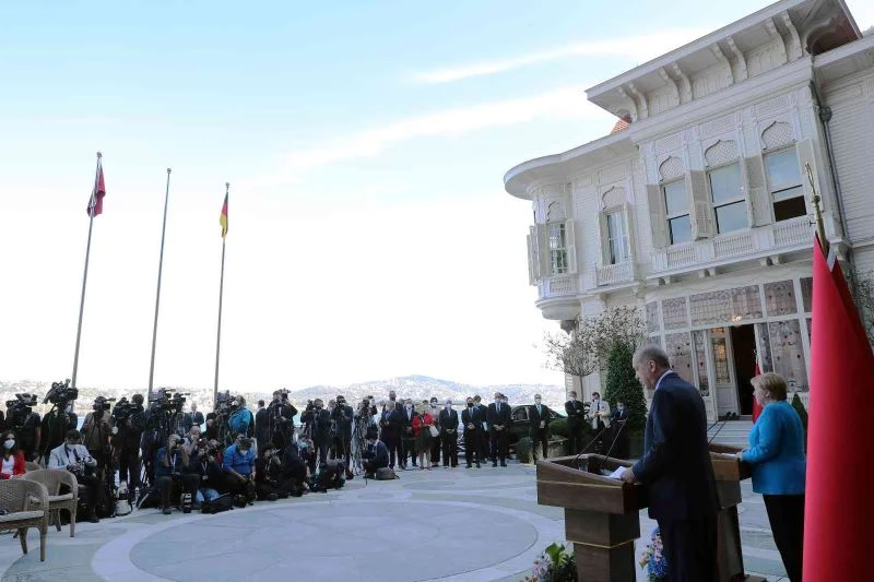 Cumhurbaşkanı Erdoğan ile Angela Merkel arasında güldüren 