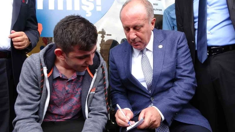Muharrem İnce kaldırımda oturup öğrenciye fizik dersi verdi
