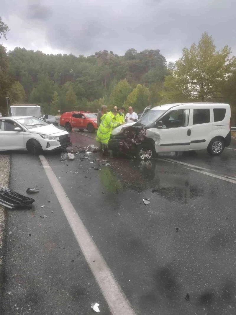 Antalya’da yağış trafik kazalarına sebep oldu: 6 yaralı
