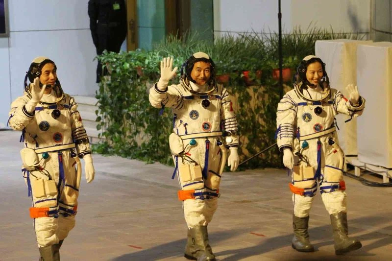 Çin, Shenzhou-13 insanlı uzay aracını uzaya fırlattı

