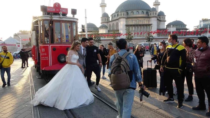 Gelinin fotoğraf çekimi için çıktığı nostaljik tramvay hareket edince damat paniğe kapıldı

