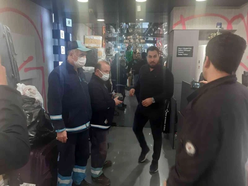 Temizlik görevlisinden örnek davranış, içi para dolu çantayı polise teslim etti
