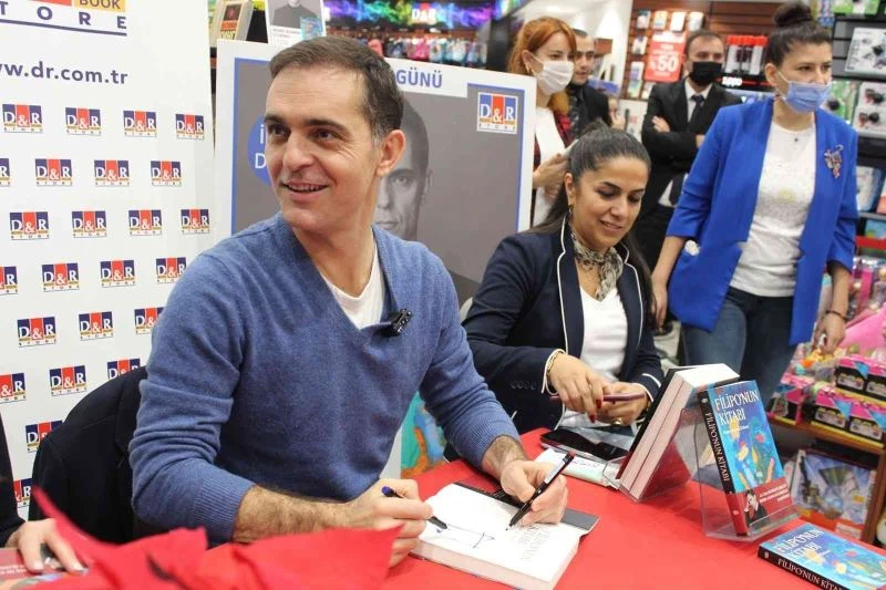 Pedro Alonso Akasya AVM’de okuyucularıyla bir araya geldi
