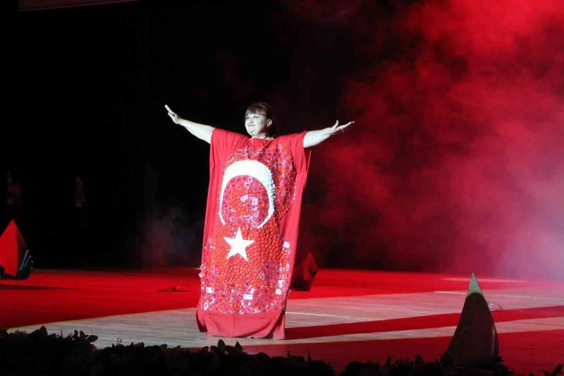 Defilede bu kez camdan kıyafetler boy gösterdi
