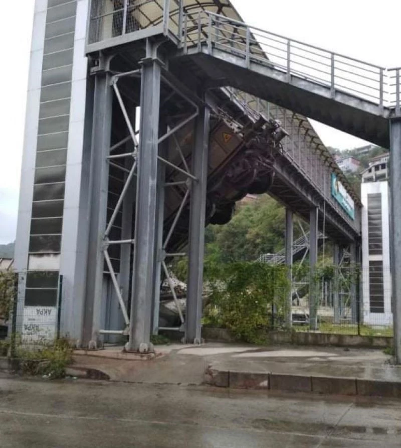 Yük vagonu üst geçide çarptı
