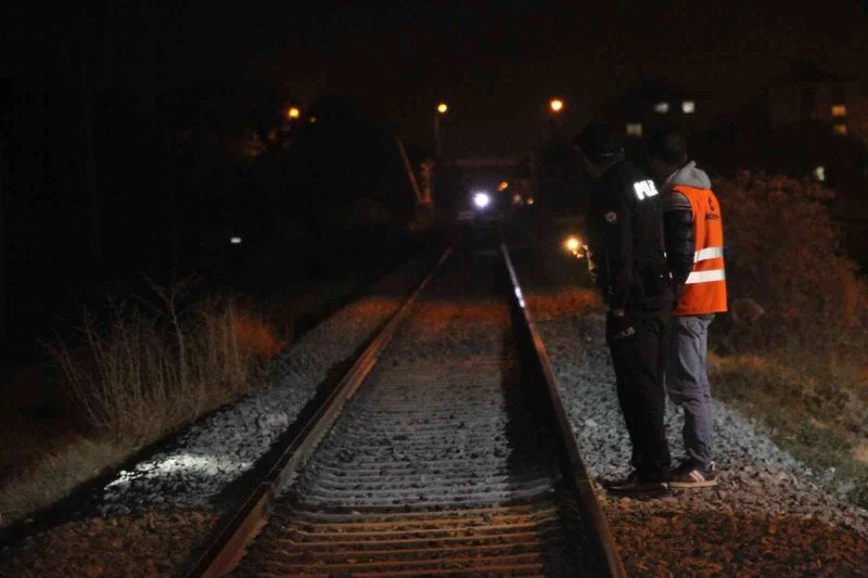 Elazığ’da makinistin ihbarı polisi alarma geçirdi, raylar didik didik arandı
