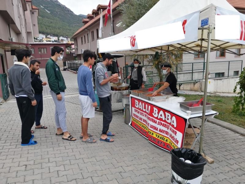 Mevlid Kandilinde lokma dağıtıldı
