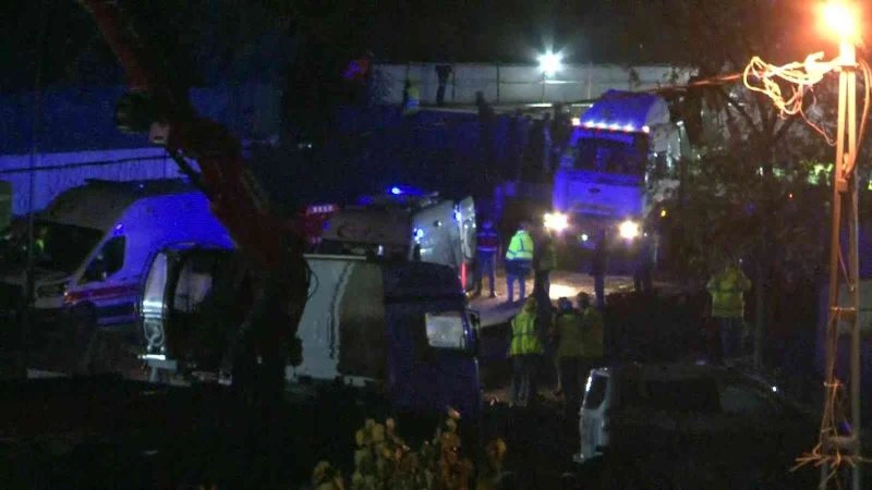 Metro şantiyesinde işçileri tünele indiren vincin halatı koptu: 3 işçi yaralı
