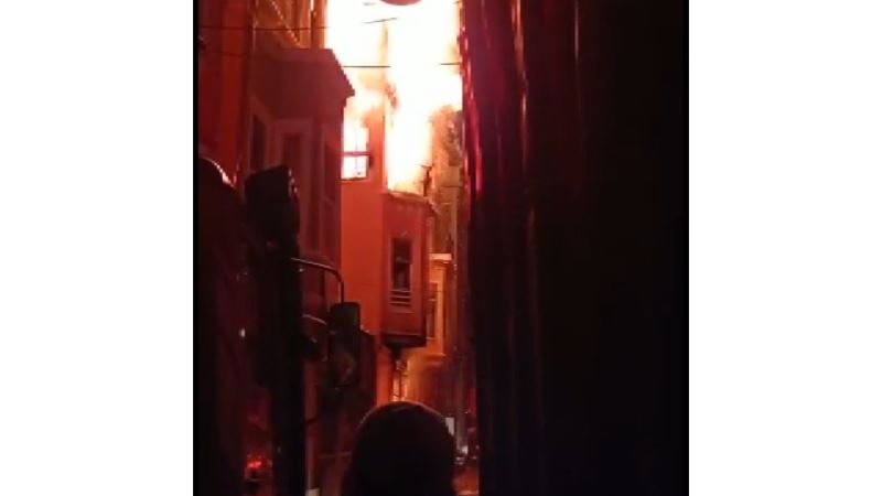 Balat’ta 4 katlı bina alev alev yandı
