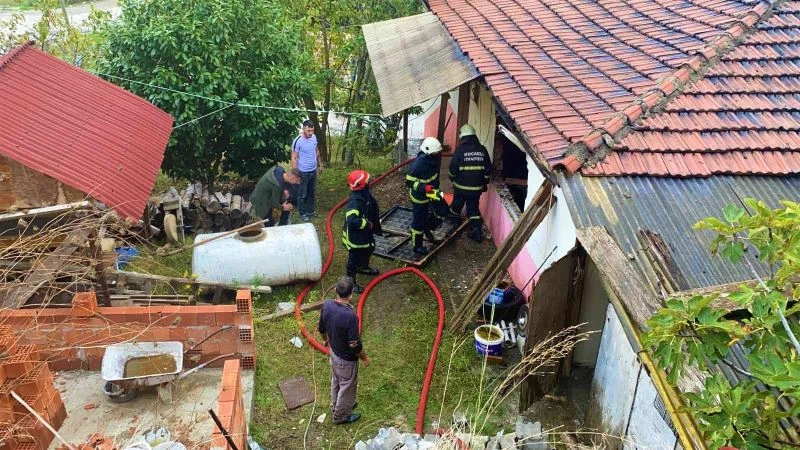 Çıkan yangın gecekonduyu küle çevirdi
