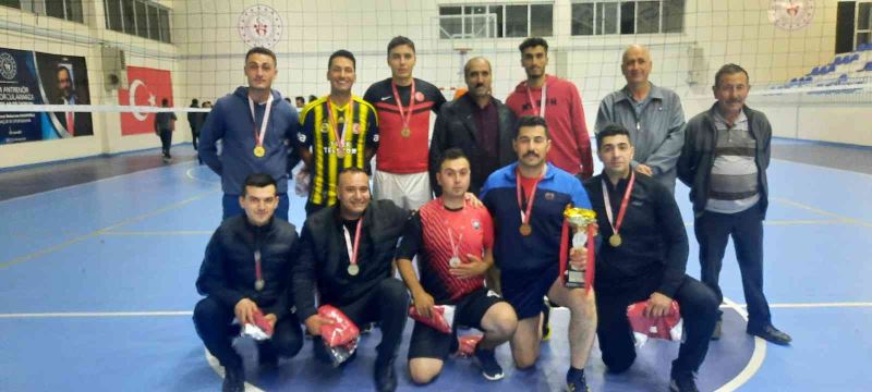 Eleşkirt’te kurumlar arası voleybol turnuvası şampiyonu İlçe Jandarma takımı oldu
