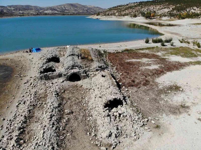 Sular çekilince ortaya çıkan Altınapa Hanı bütün olumsuzluklara rağmen ayakta
