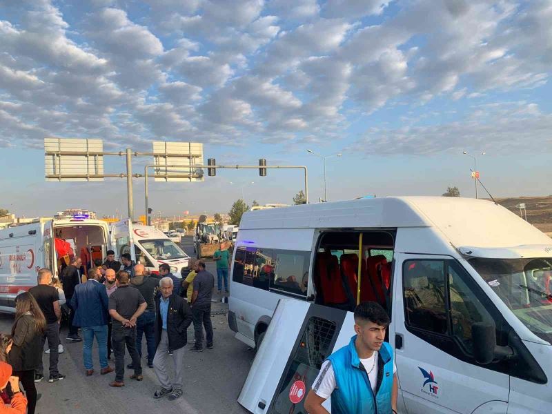 Tekstil işçilerini taşıyan otobüs pikap çarpıştı 10 işçi yaralandı