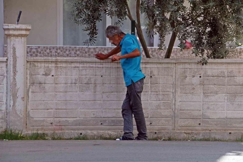 Elinde şırıngayla ayakta durmakta zorlandı, polis tarafından uzaklaştırıldı
